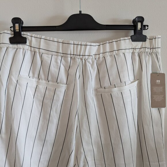 NWT 🇨🇦 Simons White Striped Shorts – Size M - Picture 4 of 4